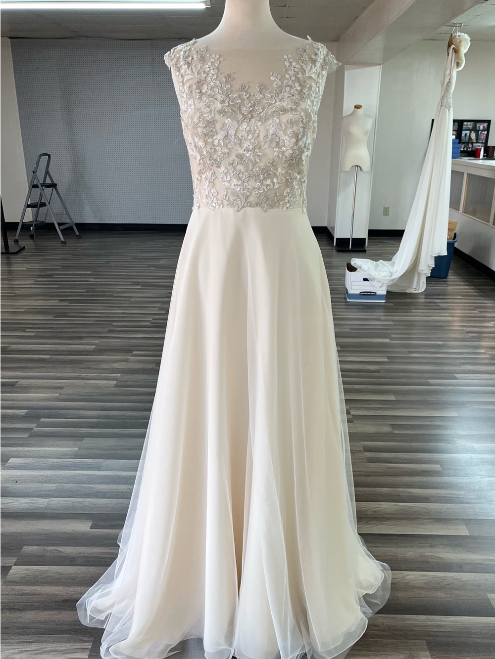 Romantic Ivory A-Line Wedding Gown with Lace Appliqué